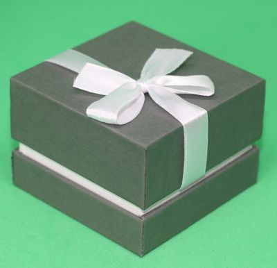 Коробочка подарочная картонная с бантиком, серая с белой лентой